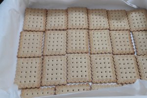 Desert prajitura cu mere, crema de vanilie si glazura de ciocolata