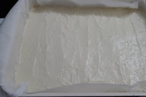 Desert prajitura cu mere, crema de vanilie si glazura de ciocolata