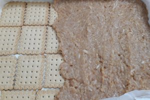 Desert prajitura cu mere, crema de vanilie si glazura de ciocolata