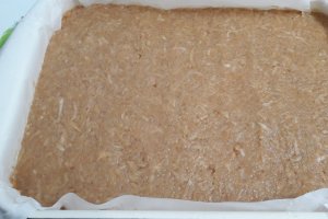 Desert prajitura cu mere, crema de vanilie si glazura de ciocolata