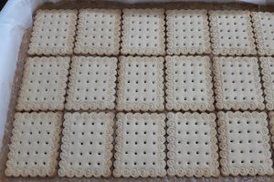 Desert prajitura cu mere, crema de vanilie si glazura de ciocolata