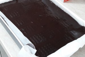 Desert prajitura cu mere, crema de vanilie si glazura de ciocolata