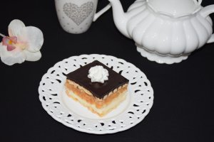 Desert prajitura cu mere, crema de vanilie si glazura de ciocolata