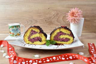 Desert rulada cu crema de mure si afine