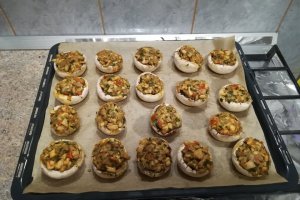 Ciuperci umplute cu carne de pui la cuptor