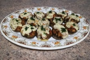 Ciuperci umplute cu carne de pui la cuptor