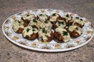 Ciuperci umplute cu carne de pui la cuptor