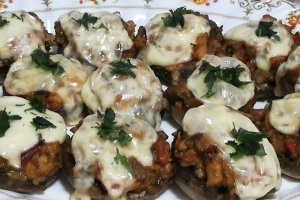 Ciuperci umplute cu carne de pui la cuptor