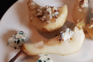 Pere la cuptor umplute cu branza Roquefort si nuci