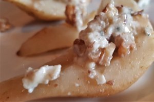 Pere la cuptor umplute cu branza Roquefort si nuci