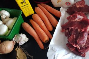 Mancarica de carne de vita cu morcovi si ciocolata /Estofado de carne