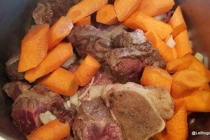 Mancarica de carne de vita cu morcovi si ciocolata /Estofado de carne