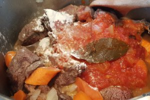 Mancarica de carne de vita cu morcovi si ciocolata /Estofado de carne