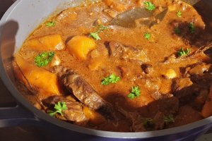 Mancarica de carne de vita cu morcovi si ciocolata /Estofado de carne