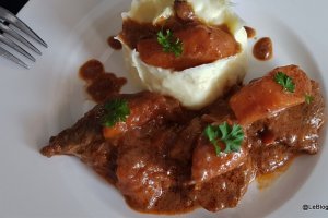 Mancarica de carne de vita cu morcovi si ciocolata /Estofado de carne