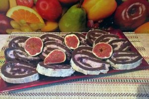 Desert rulada cu smochine si unt de arahide