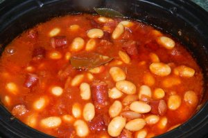 Fasole cu carnati la slow cooker Crock-Pot