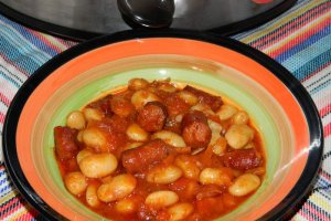 Fasole cu carnati la slow cooker Crock-Pot
