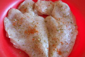 Piept de pui invelit in cascaval, cu cartofi natur