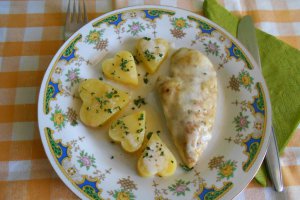 Piept de pui invelit in cascaval, cu cartofi natur