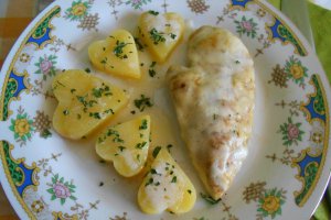 Piept de pui invelit in cascaval, cu cartofi natur
