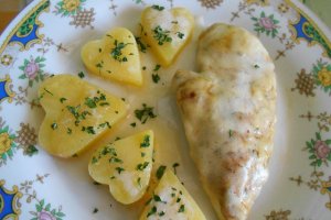 Piept de pui invelit in cascaval, cu cartofi natur