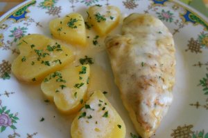 Piept de pui invelit in cascaval, cu cartofi natur