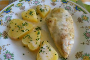 Piept de pui invelit in cascaval, cu cartofi natur