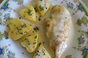 Piept de pui invelit in cascaval, cu cartofi natur