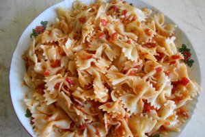 Farfalle cu masline, in sos picant de rosii