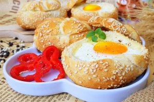 Aperitiv chifle umplute cu sunca, branza si ou
