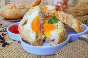 Aperitiv chifle umplute cu sunca, branza si ou