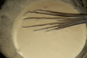Desert prajitura turnata cu branza si stafide