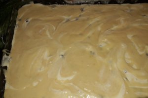 Desert prajitura turnata cu branza si stafide