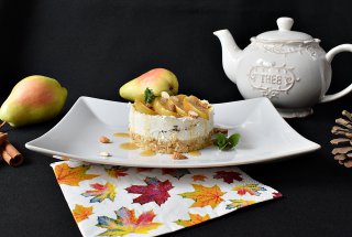 Desert cheesecake cu fulgi de ciocolata si pere caramelizate