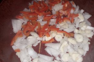 Oua in chifle cu sunca, legume si cascaval