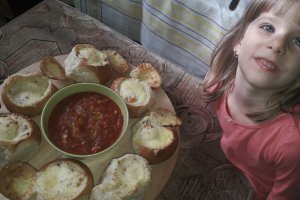 Oua in chifle cu sunca, legume si cascaval