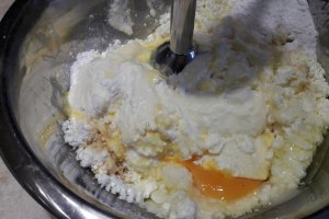 Desert prajitura cu mere si crema de branza cu aroma de vanilie
