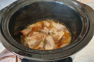 Carne de porc cu rozmarin si cartofi la slow cooker Crock-Pot