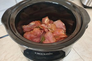 Carne de porc cu rozmarin si cartofi la slow cooker Crock-Pot