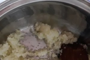 Pireu de cartofi pasat cu slanina si tocana de costite