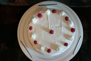 Desert tort cu crema de mascarpone si fructe de padure