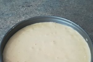 Desert tort cu crema de mascarpone si fructe de padure