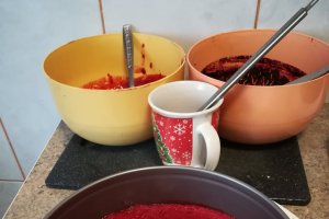 Desert tort cu crema de mascarpone si fructe de padure