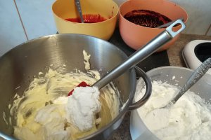 Desert tort cu crema de mascarpone si fructe de padure