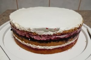Desert tort cu crema de mascarpone si fructe de padure