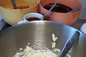 Desert tort cu crema de mascarpone si fructe de padure