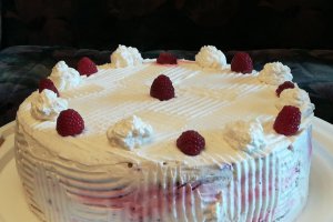 Desert tort cu crema de mascarpone si fructe de padure