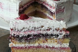 Desert tort cu crema de mascarpone si fructe de padure