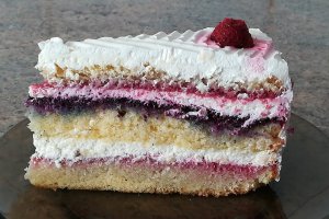 Desert tort cu crema de mascarpone si fructe de padure